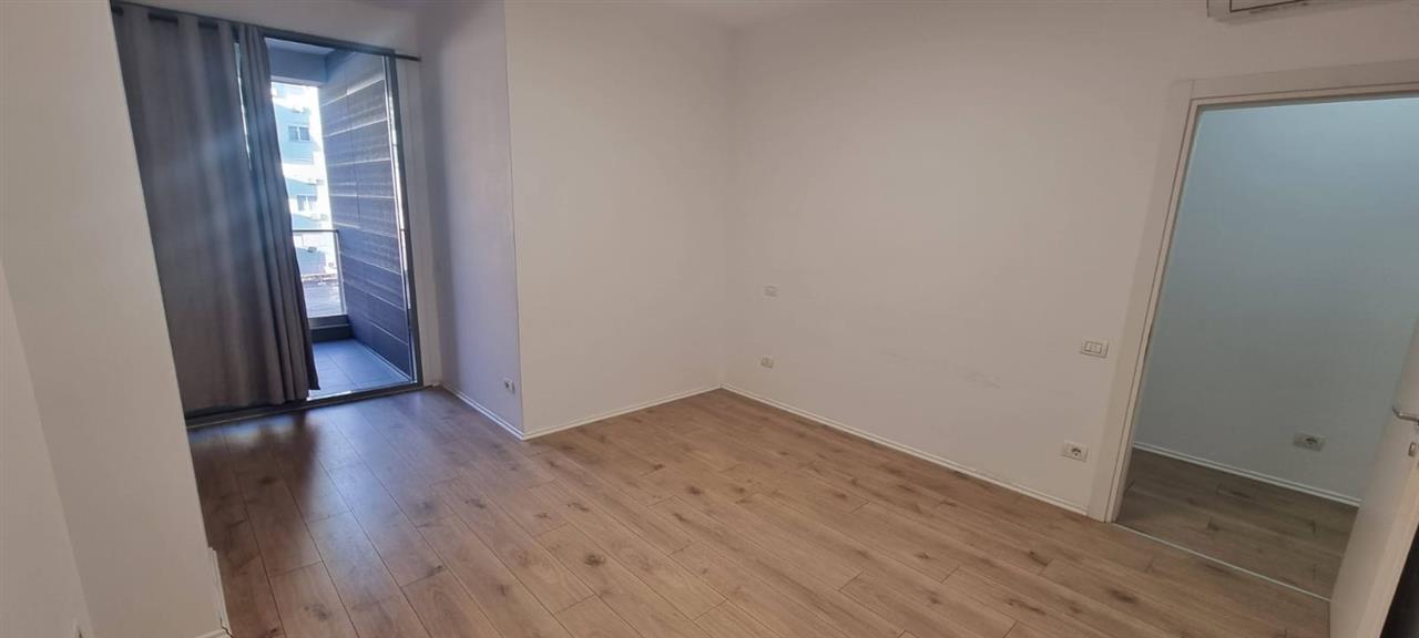 Jepet me qera apartament bosh ne bllok,per zyrë,banim e tjer