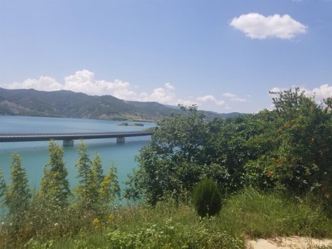 Shitet ose jepet me qera tokë dhe ndërtesë në Cerujë, Gramsh