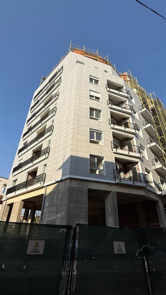 Shitet Apartament 2+1+Post Parkim tek Xhomlliku