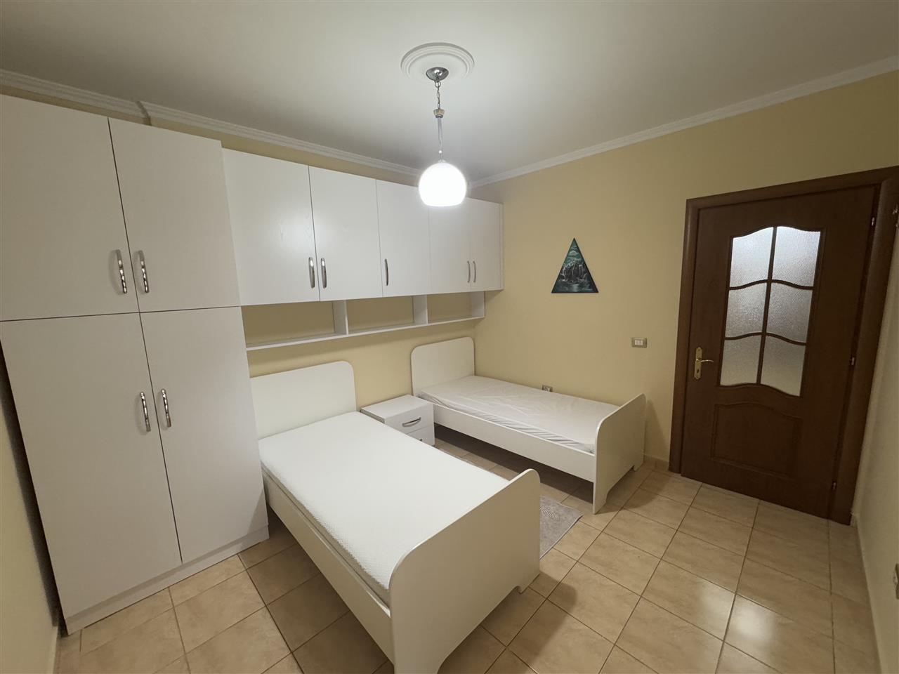 Apartament 2+1 me qera, ne ish-Bllok, perballe Njesise 5