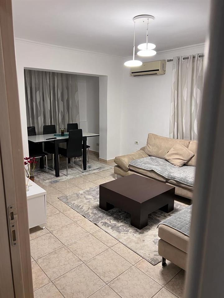 Jepet shtepi me qera 1+1 super lokacion