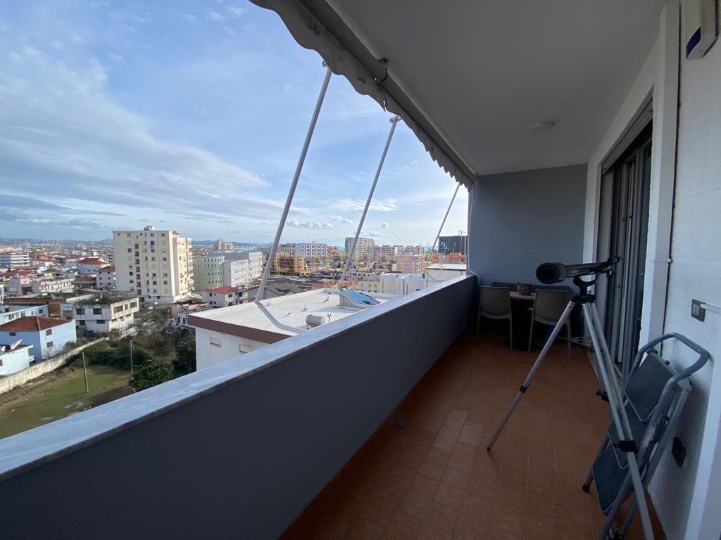 Shitet Apartament 3+1+2T pranë Ish-Urt.