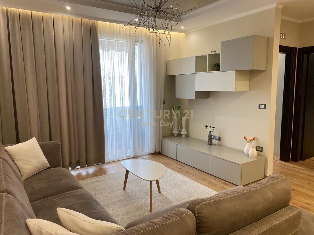 Shitet Apartament 3+1+2T pranë Ish-Urt.