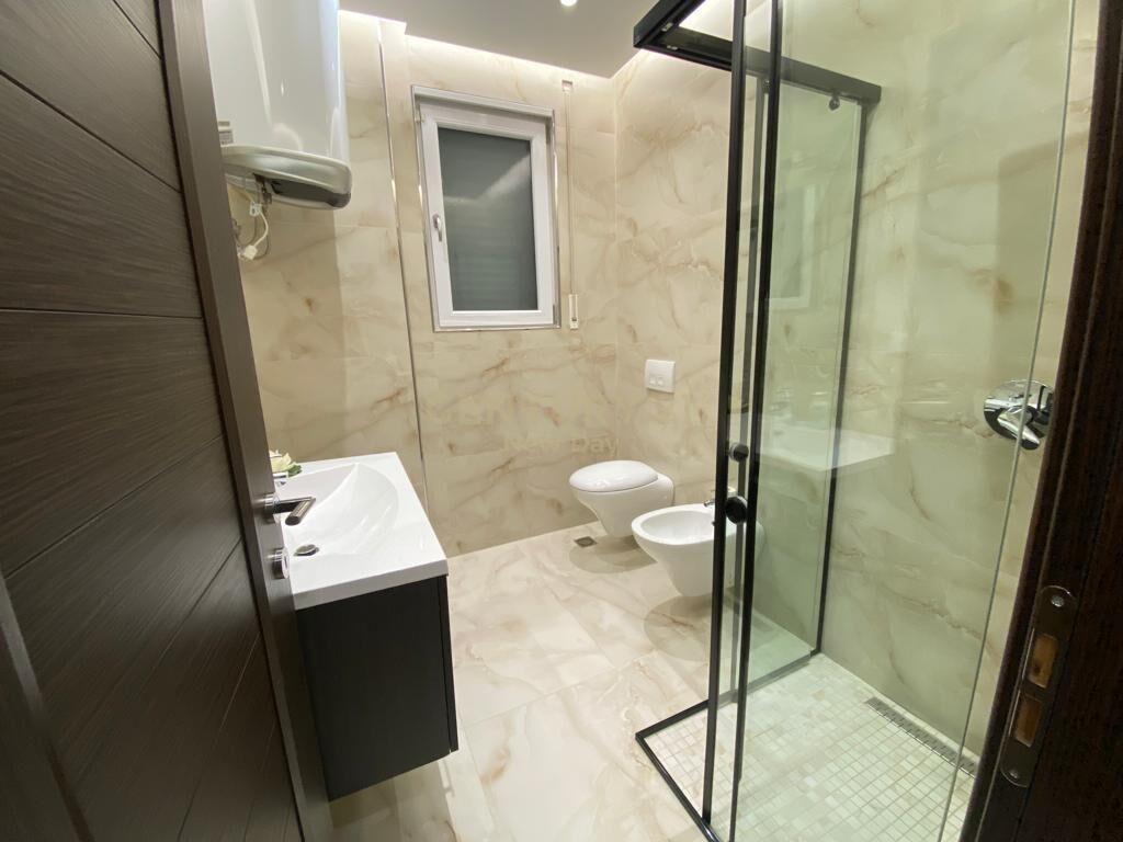 Shitet Apartament 3+1+2T pranë Ish-Urt.