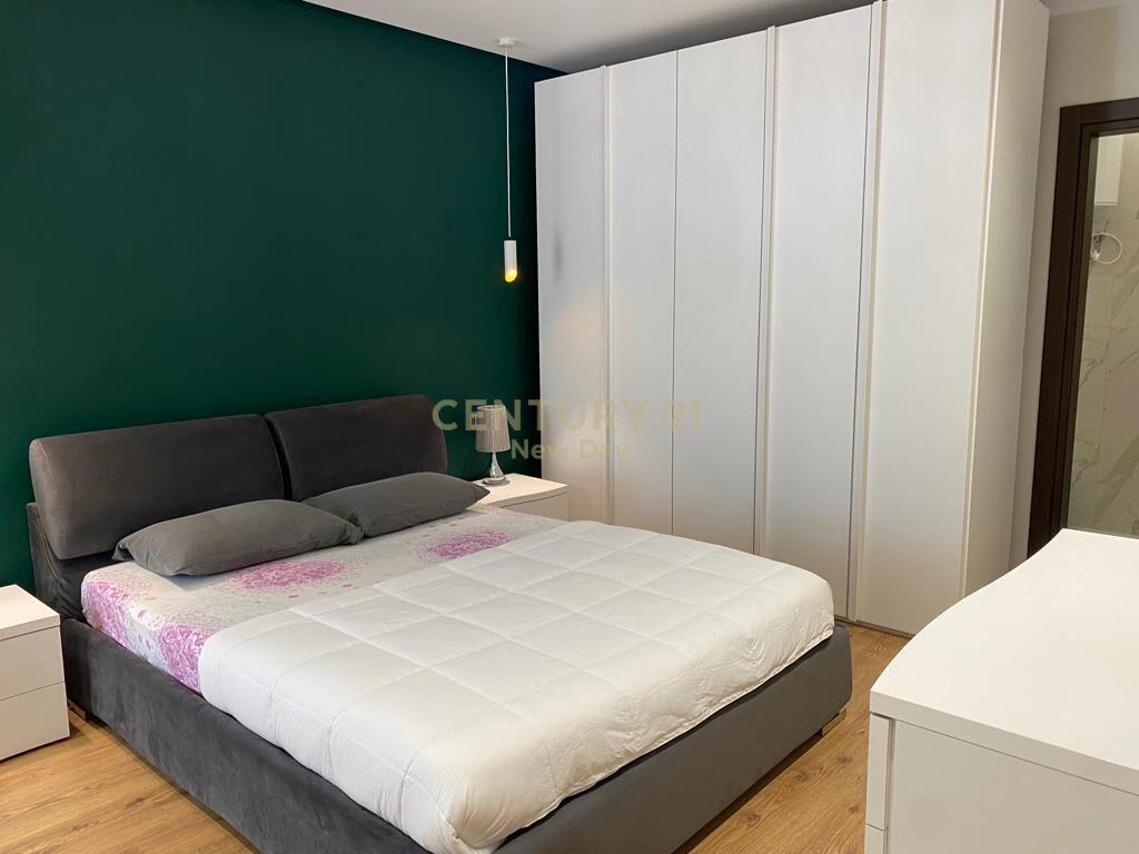 Shitet Apartament 3+1+2T pranë Ish-Urt.