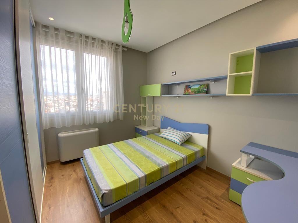 Shitet Apartament 3+1+2T pranë Ish-Urt.