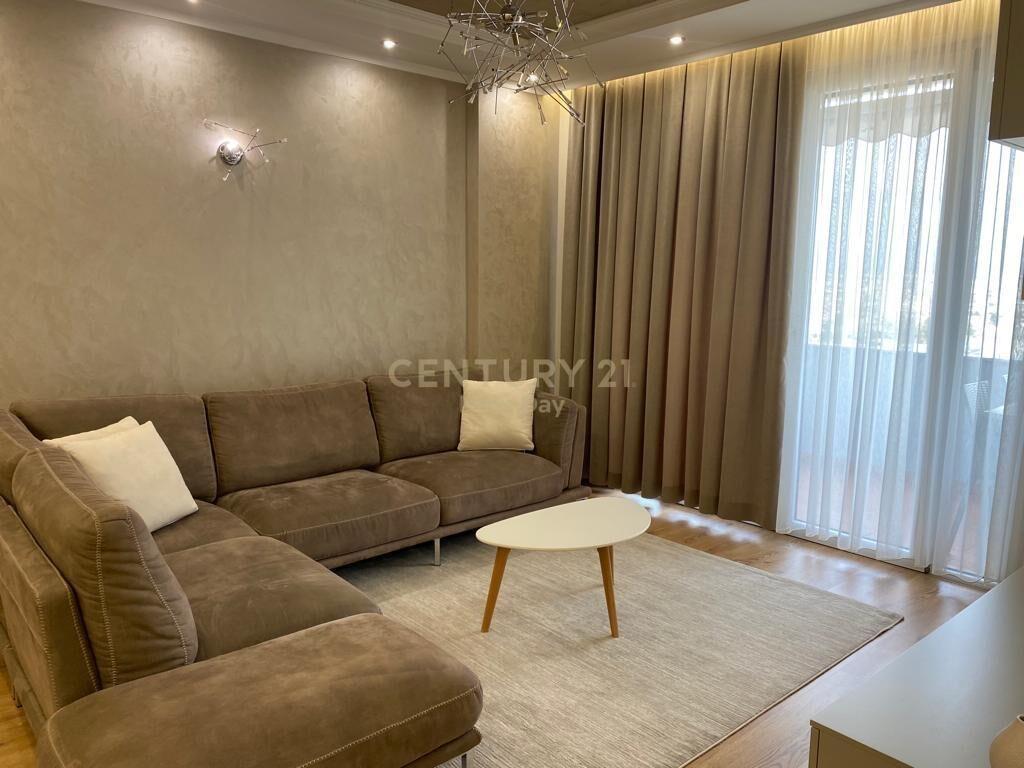 Shitet Apartament 3+1+2T pranë Ish-Urt.