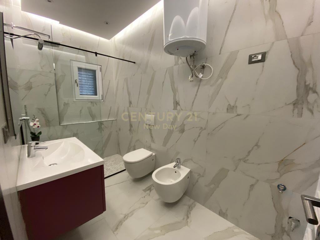 Shitet Apartament 3+1+2T pranë Ish-Urt.