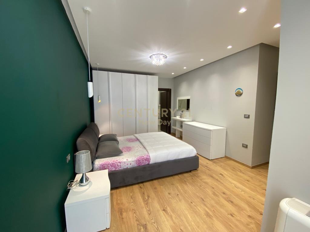 Shitet Apartament 3+1+2T pranë Ish-Urt.