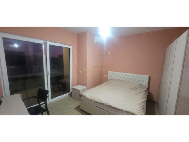 Jepet ambient me qera me 14 dhoma individuale