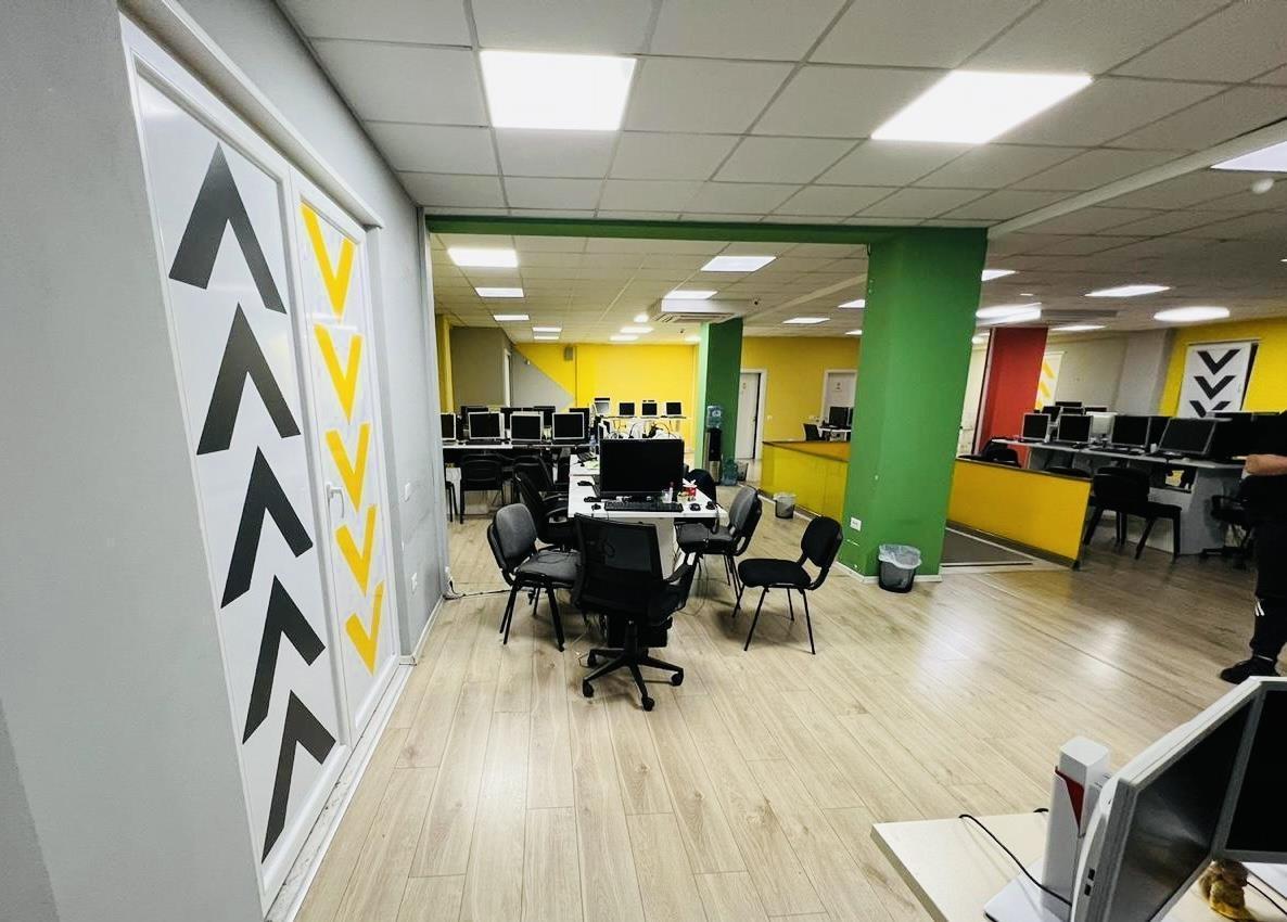 Ambient zyre me qera prane Qendres, Tirane