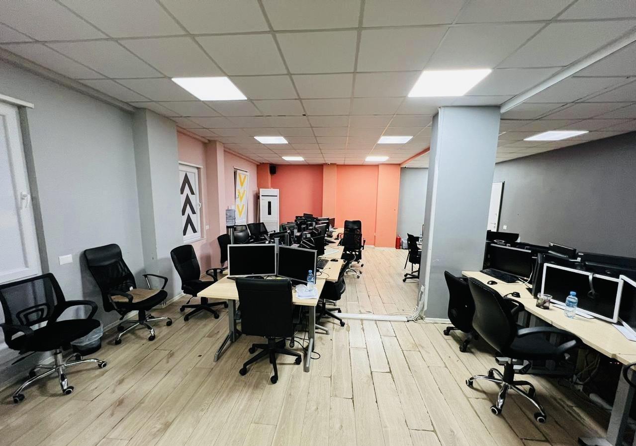 Ambient zyre me qera prane Qendres, Tirane