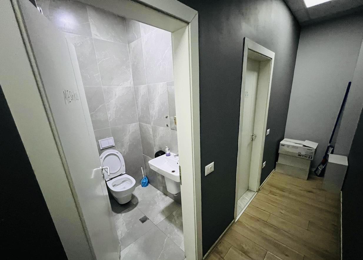 Ambient zyre me qera prane Qendres, Tirane