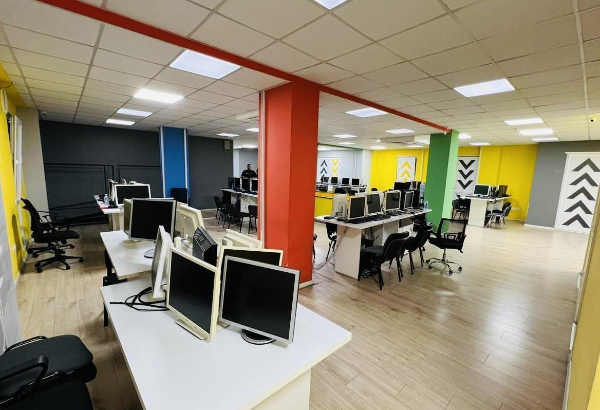 Ambient zyre me qera prane Qendres, Tirane