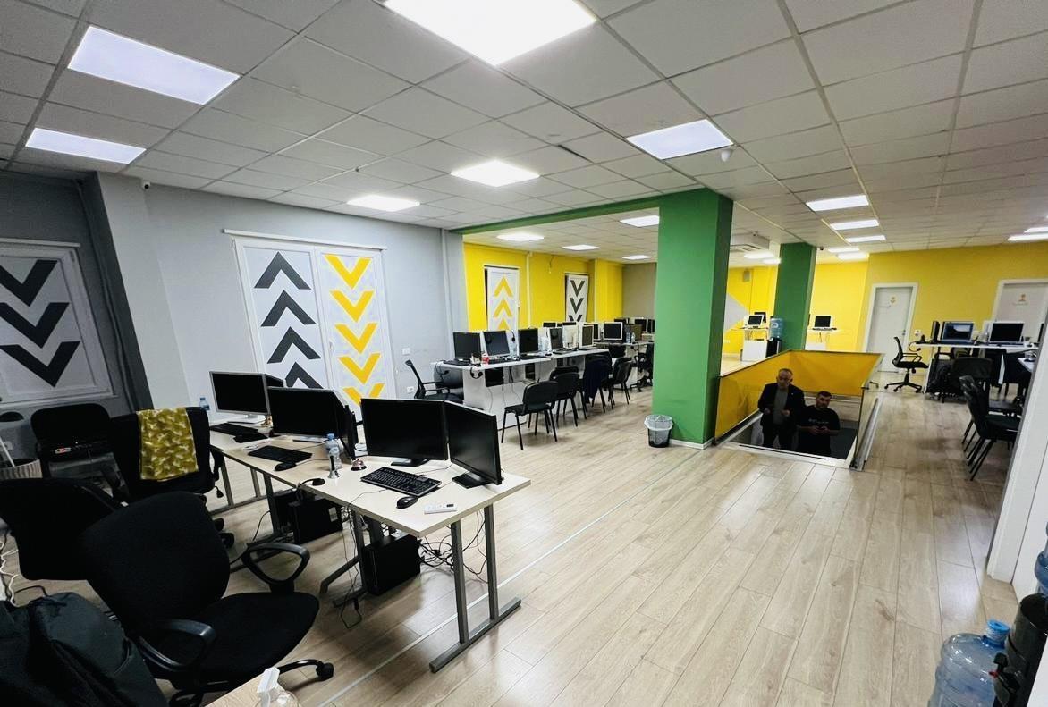 Ambient zyre me qera prane Qendres, Tirane