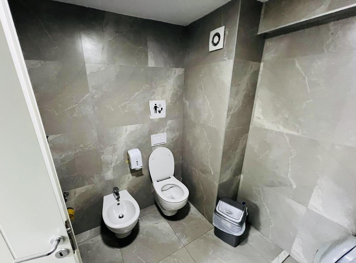 Ambient zyre me qera prane Qendres, Tirane