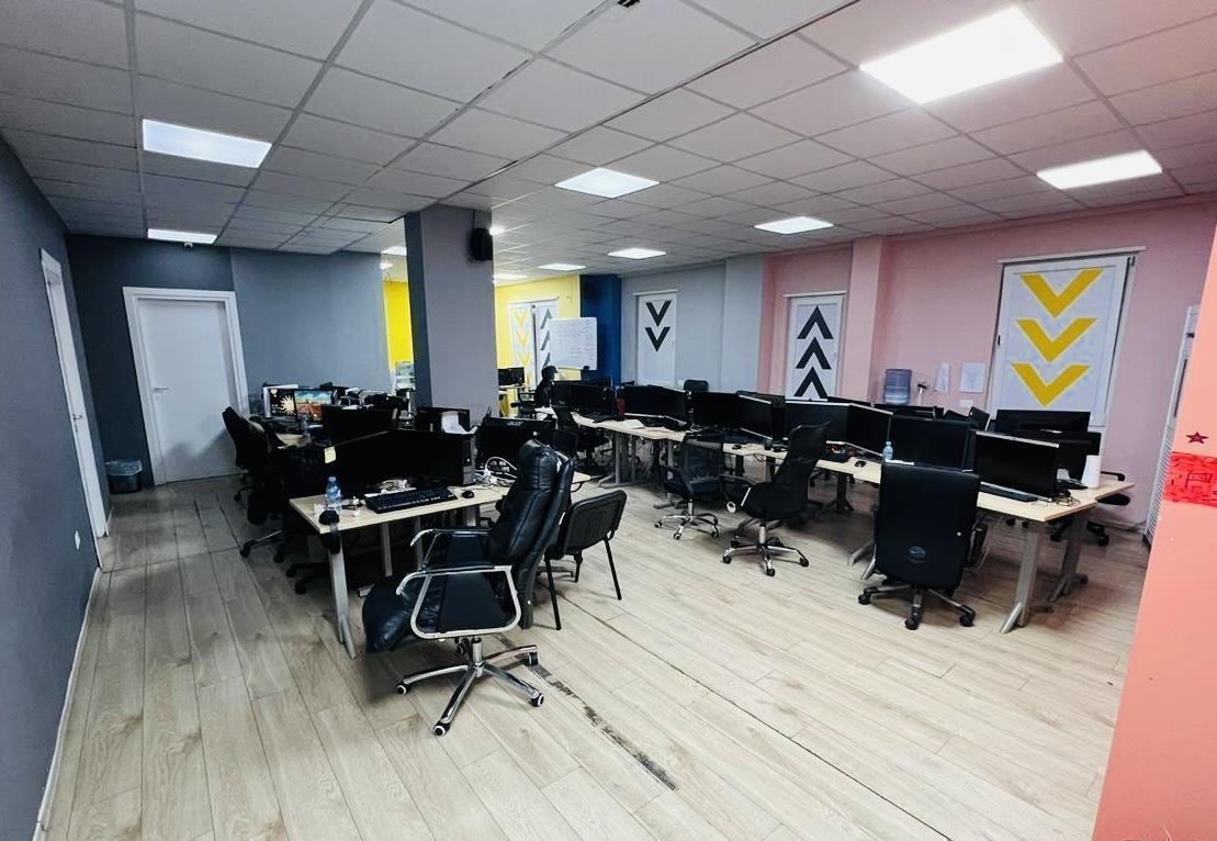 Ambient zyre me qera prane Qendres, Tirane