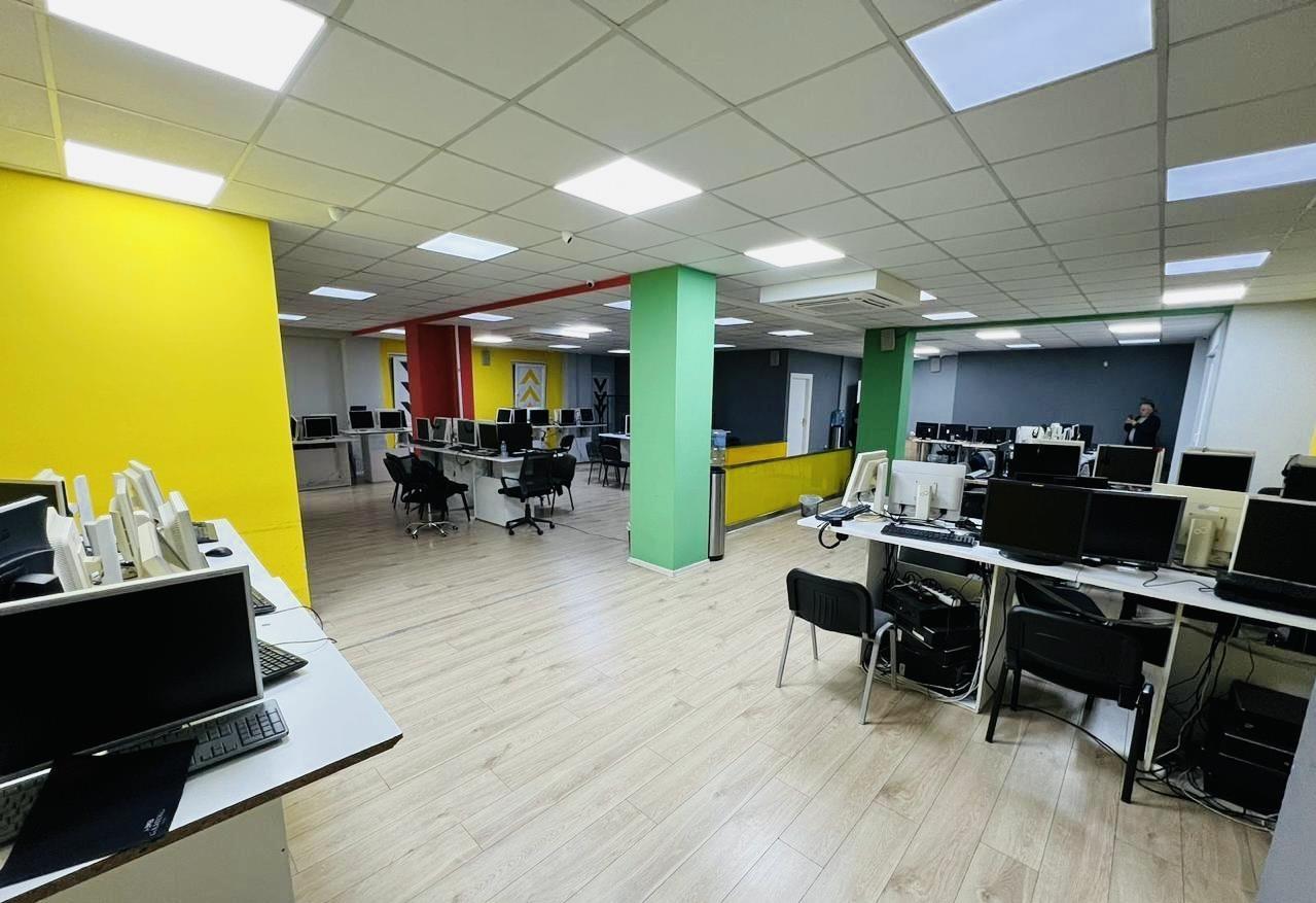 Ambient zyre me qera prane Qendres, Tirane