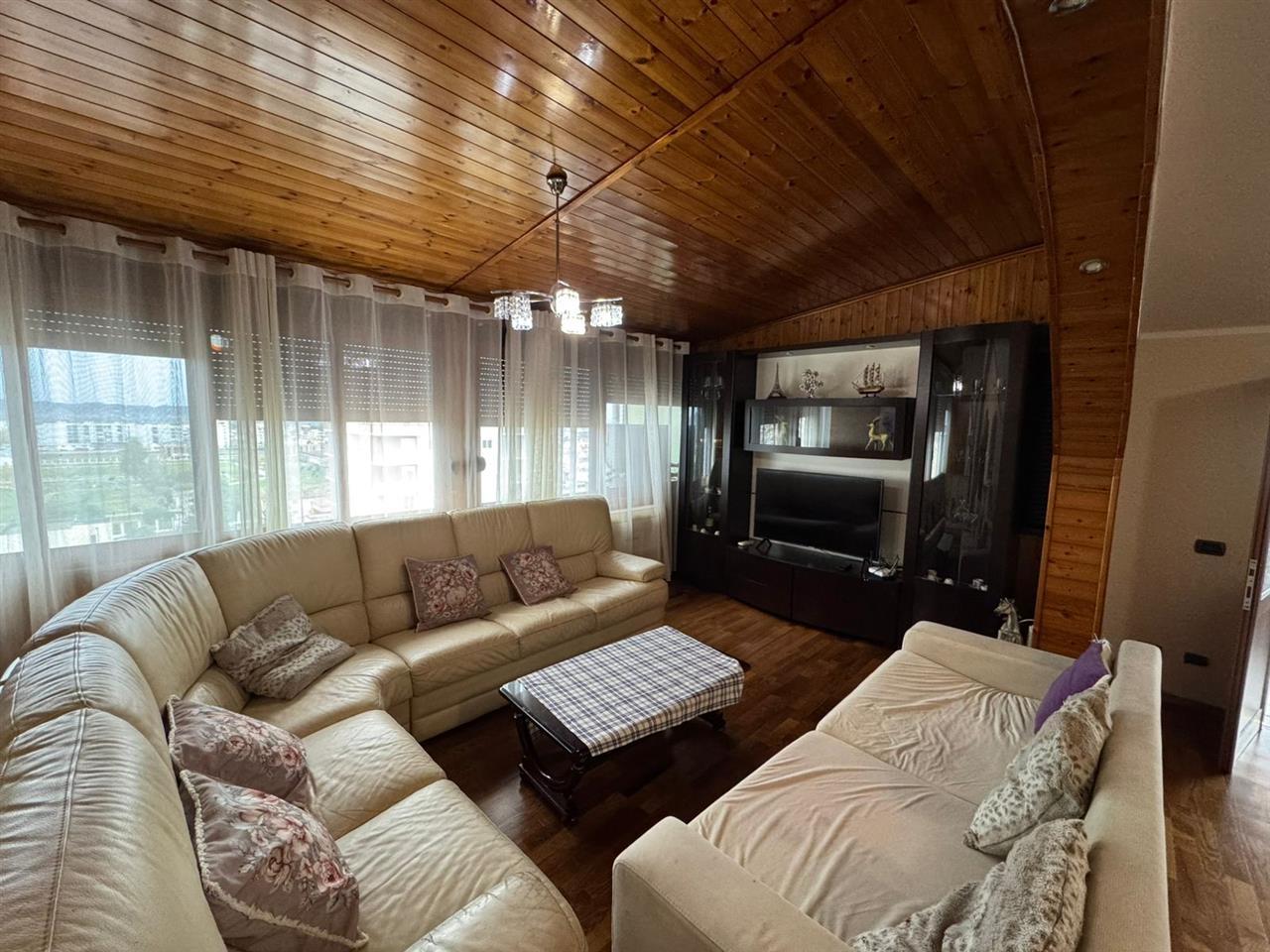 Kavaje, papafingo 3+1 +verande te bollshme,rruga “Kavaljon.