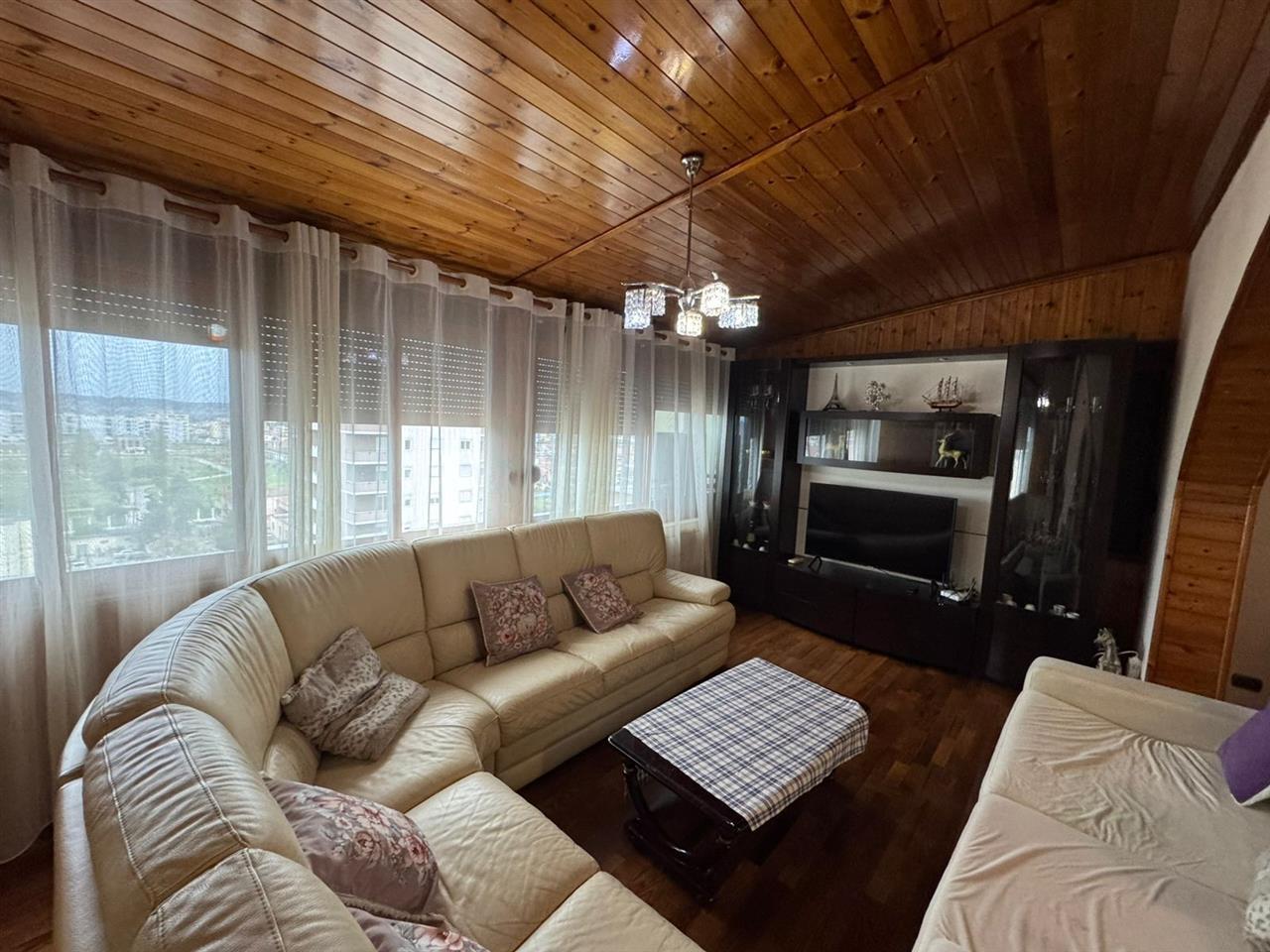 Kavaje, papafingo 3+1 +verande te bollshme,rruga “Kavaljon.