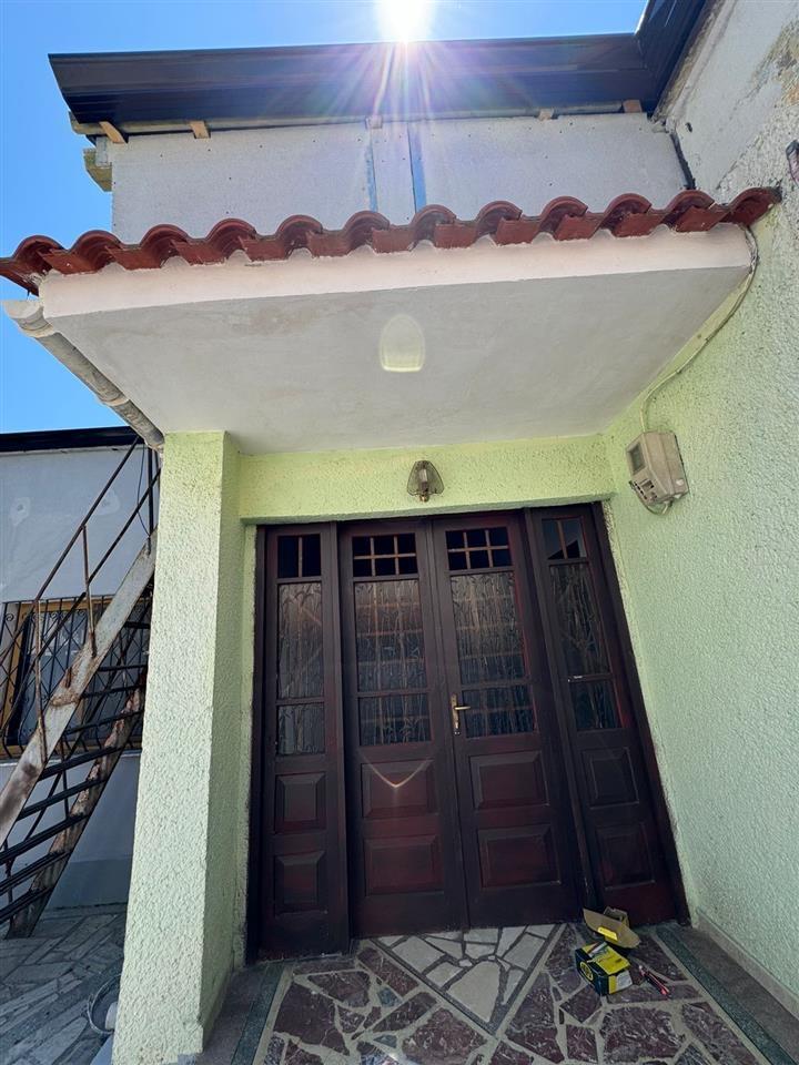 Kavaje , shtepi e vogel private shume afer me qendren