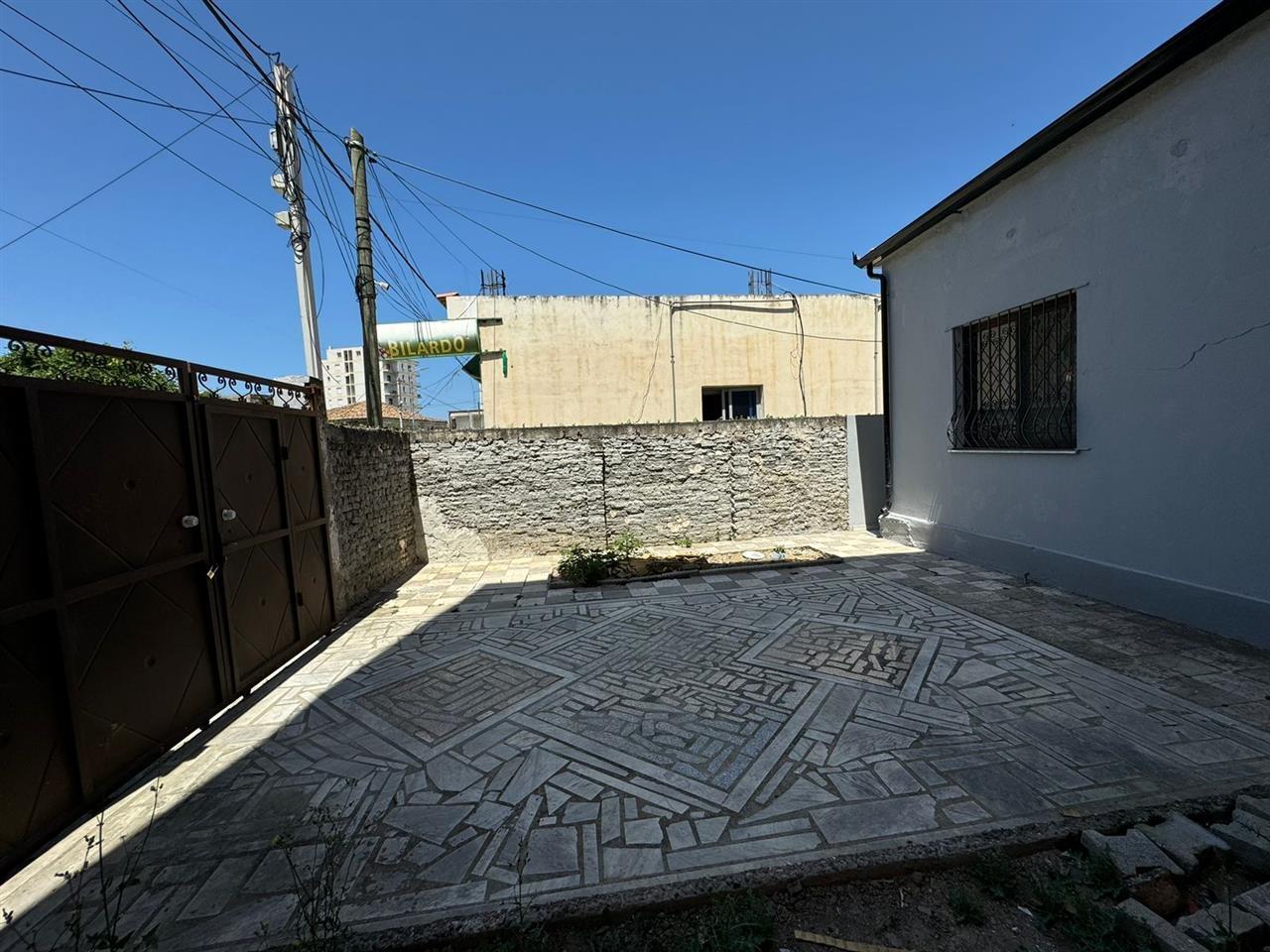 Kavaje , shtepi e vogel private shume afer me qendren