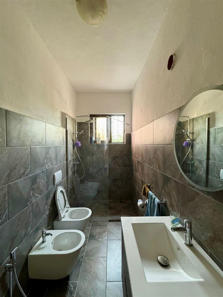 Kavaje , shtepi e vogel private shume afer me qendren