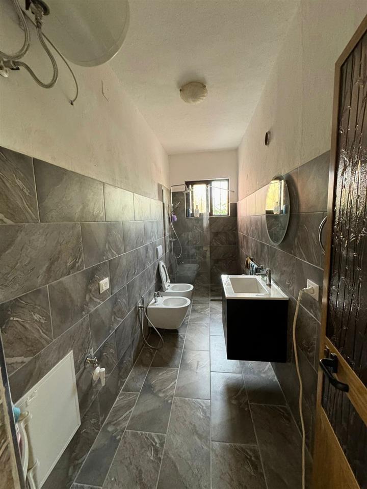 Kavaje , shtepi e vogel private shume afer me qendren