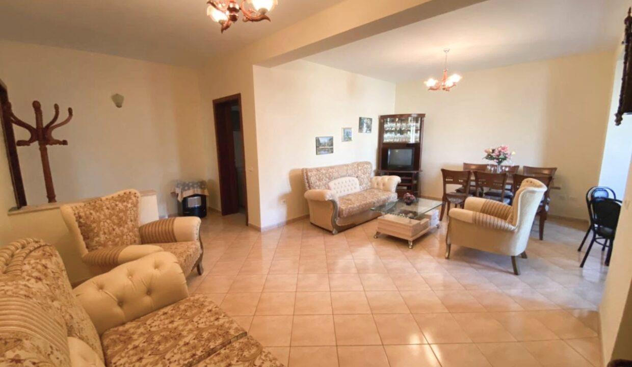 Kavaje,shtepi private pak metra nga bulevardi ,”Josif Budo “