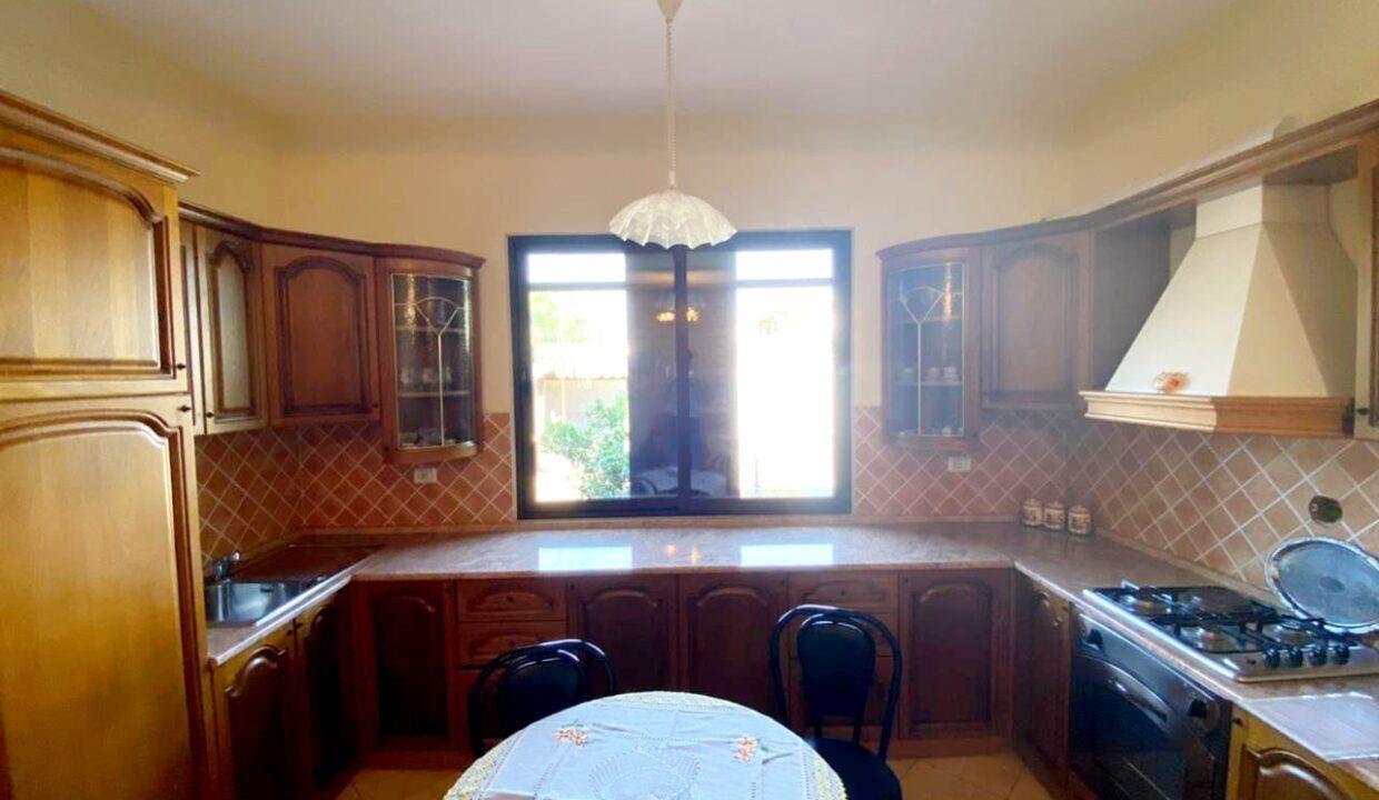 Kavaje,shtepi private pak metra nga bulevardi ,”Josif Budo “