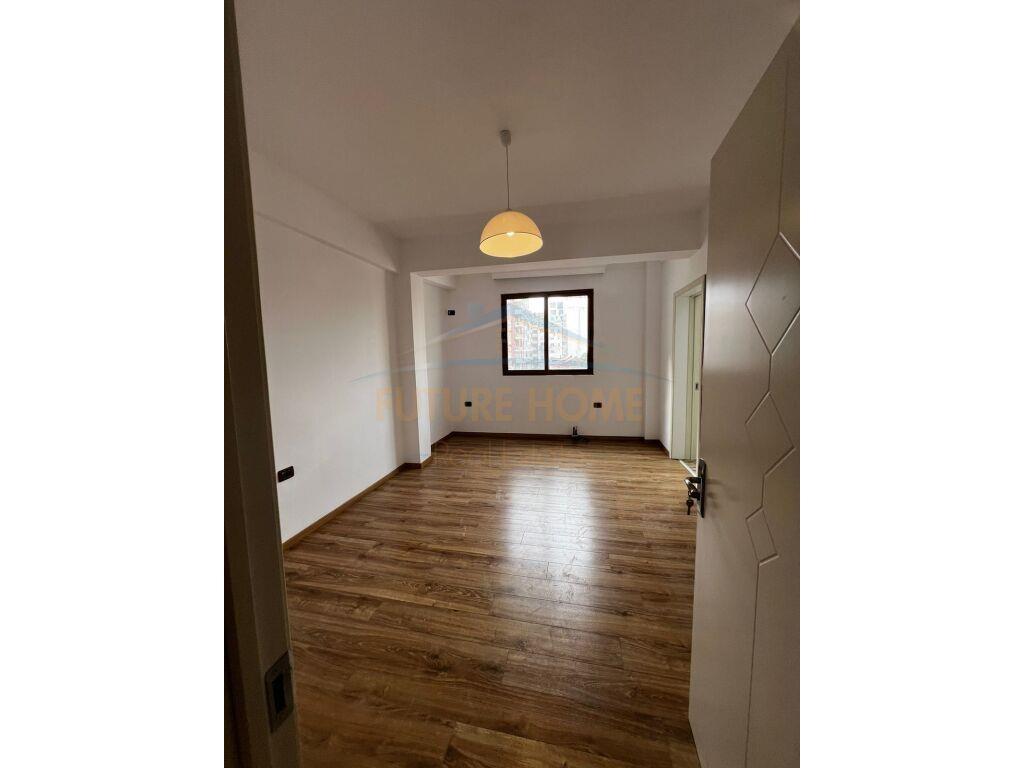 Shitet, Apartament 3+1+2, tek Arturbina, Petro Nini.