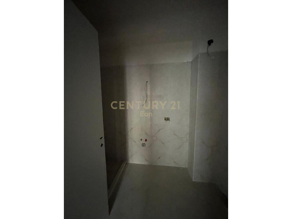 Shitet Apartament 1+1 + Post Parkimi ne Vollga !