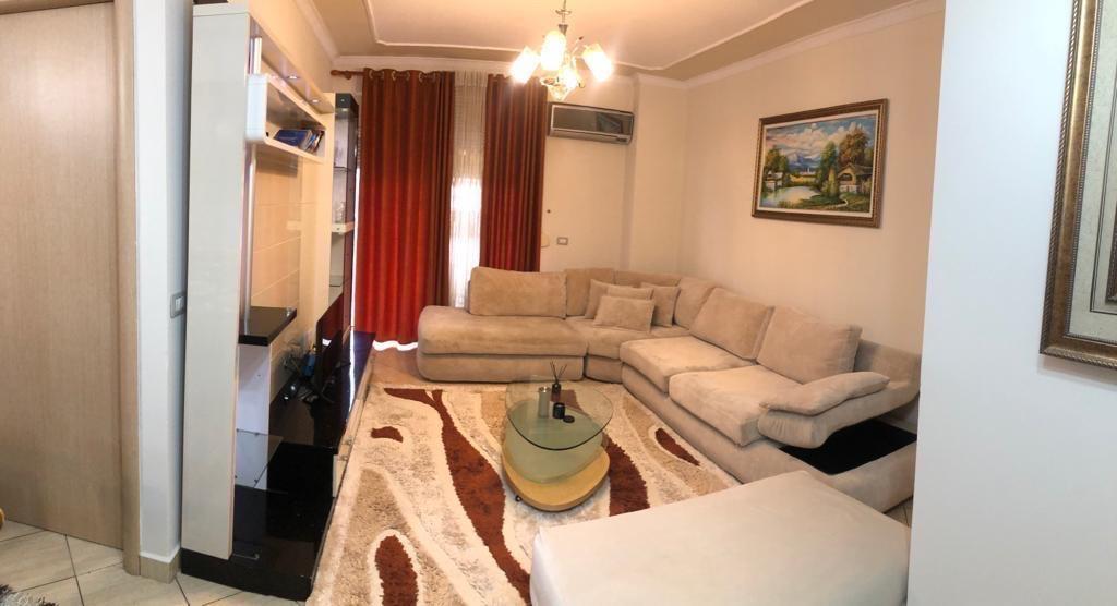 Jepet me Qera apartament ne plazh 2+1