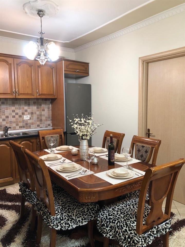 Jepet me Qera apartament ne plazh 2+1