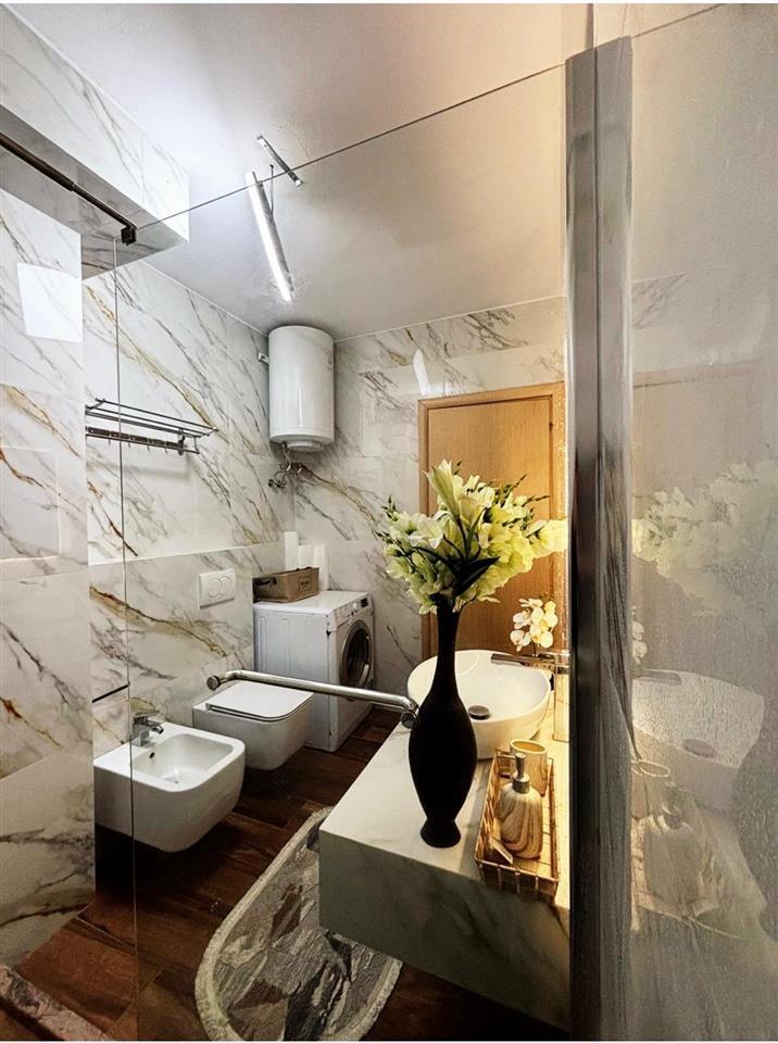 Jepet me Qera apartament ne plazh 2+1