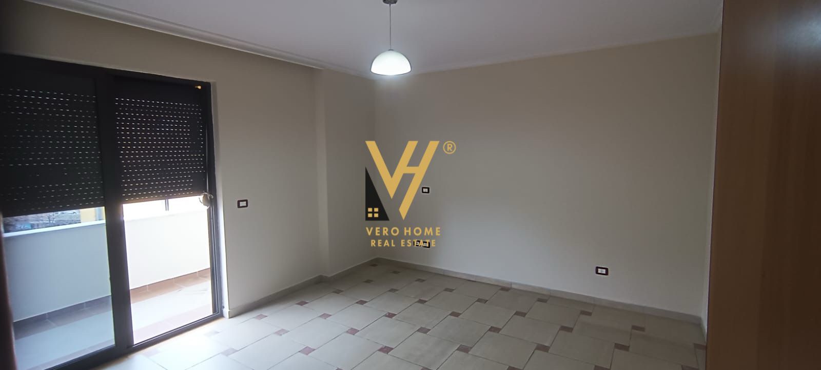 ZYRE 132M2 ME QERA NE QENDER 1.100 EURO