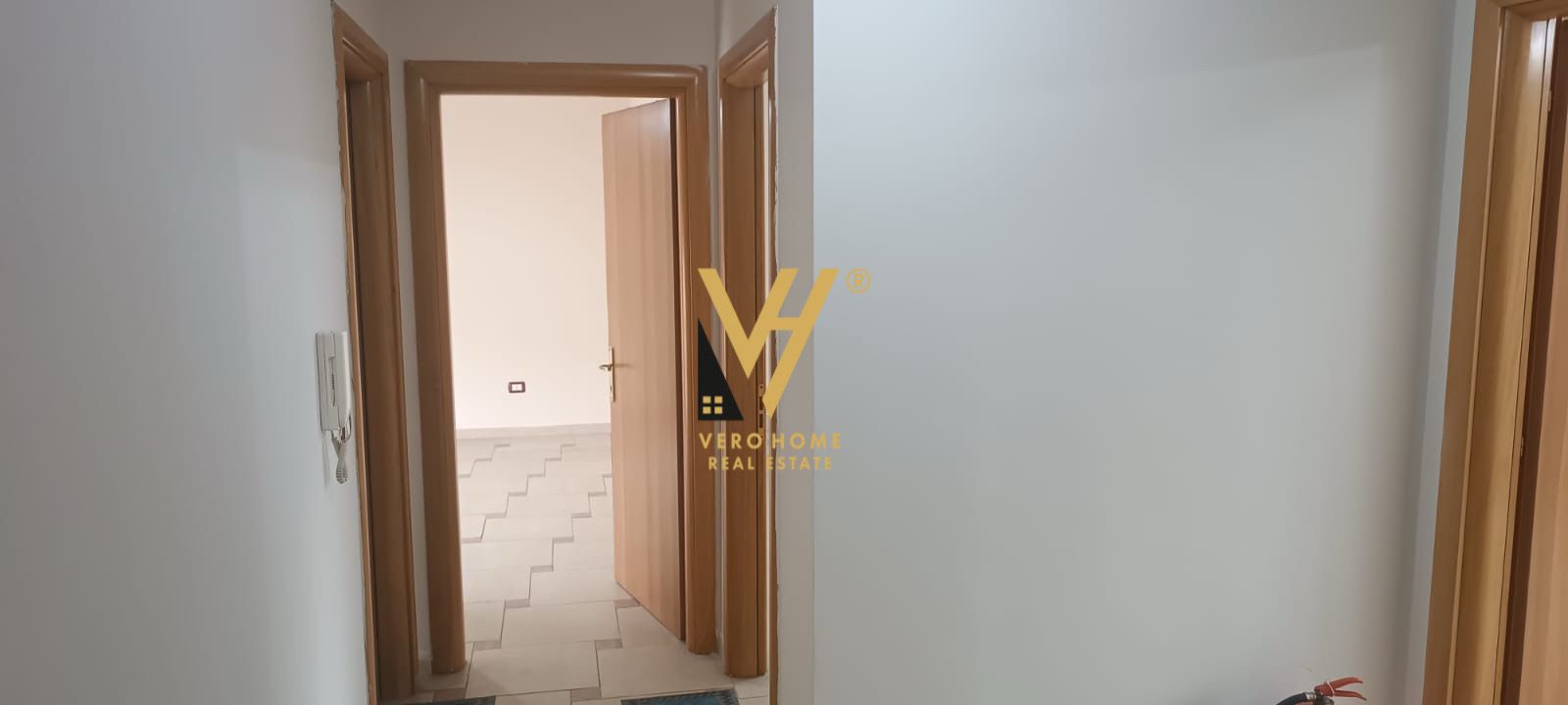 ZYRE 132M2 ME QERA NE QENDER 1.100 EURO