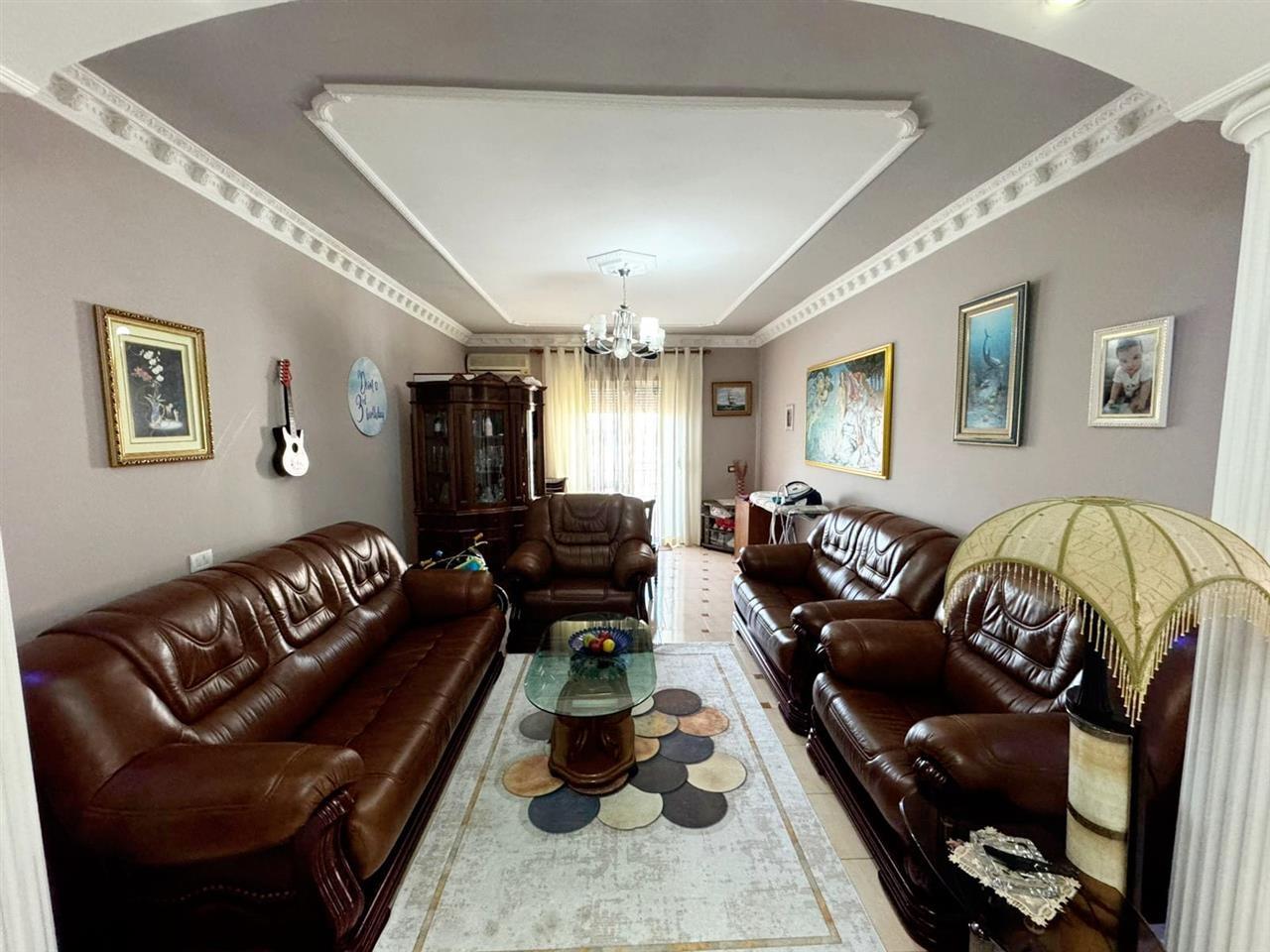 Kavaje, apartament 2+1+2 tualete ,afer tregut industrial .