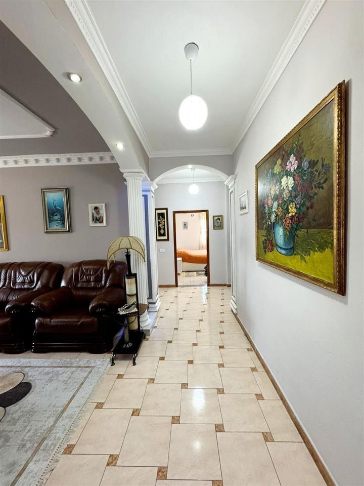 Kavaje, apartament 2+1+2 tualete ,afer tregut industrial .