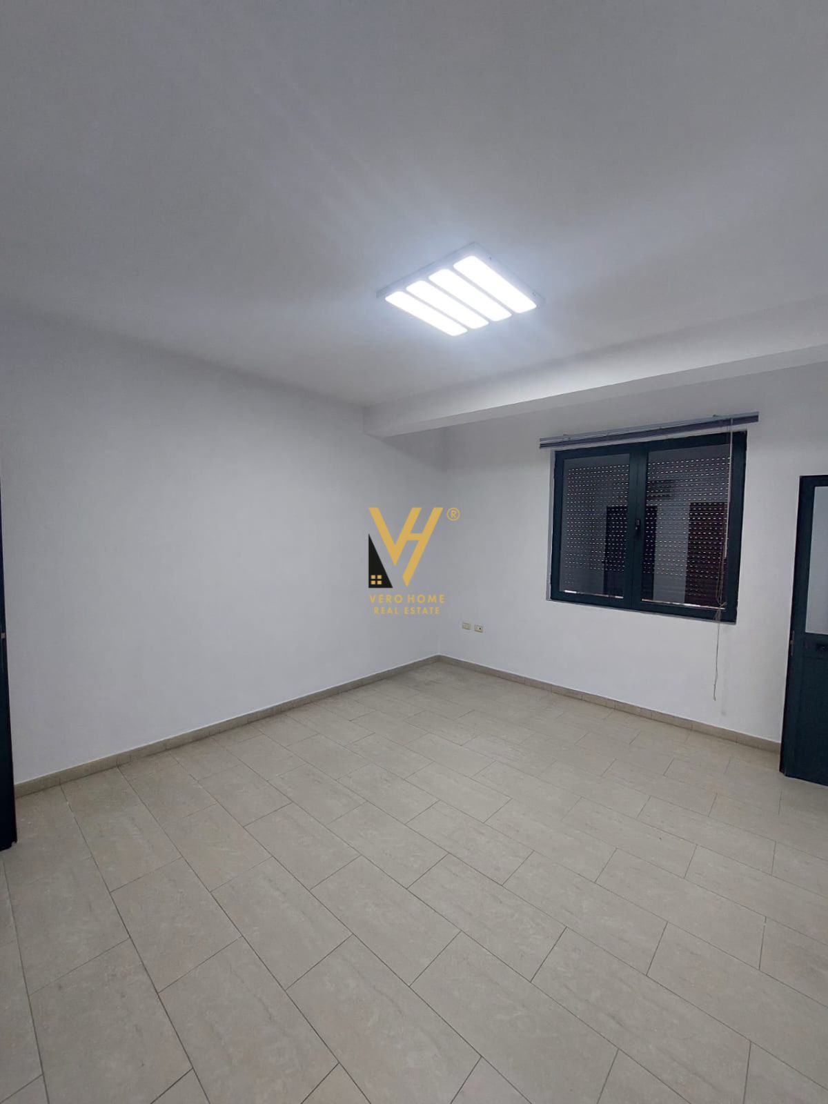 ZYRE 115M2 TE RRUGA BARDHYL 1.000 EURO