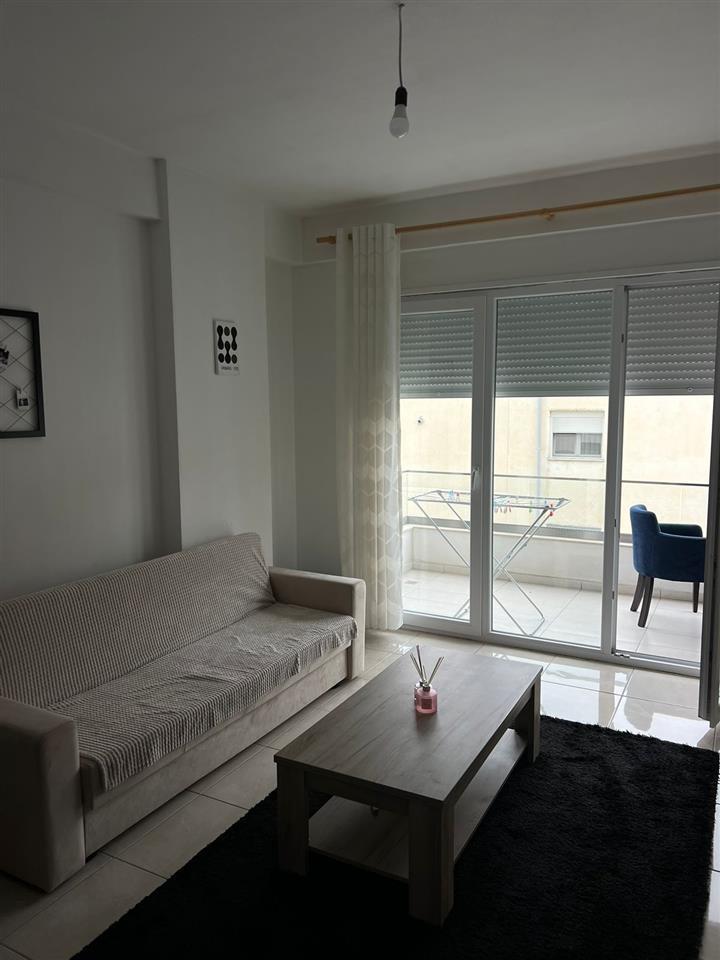 Qera, Apartament 1+1, Komuna e Parisit, Tiranë