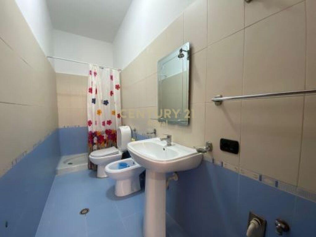 JAPIM ME QIRA SHTEPI 1 KATESHE E RE 2+1+2 ME 2 POSTE PARKIMI