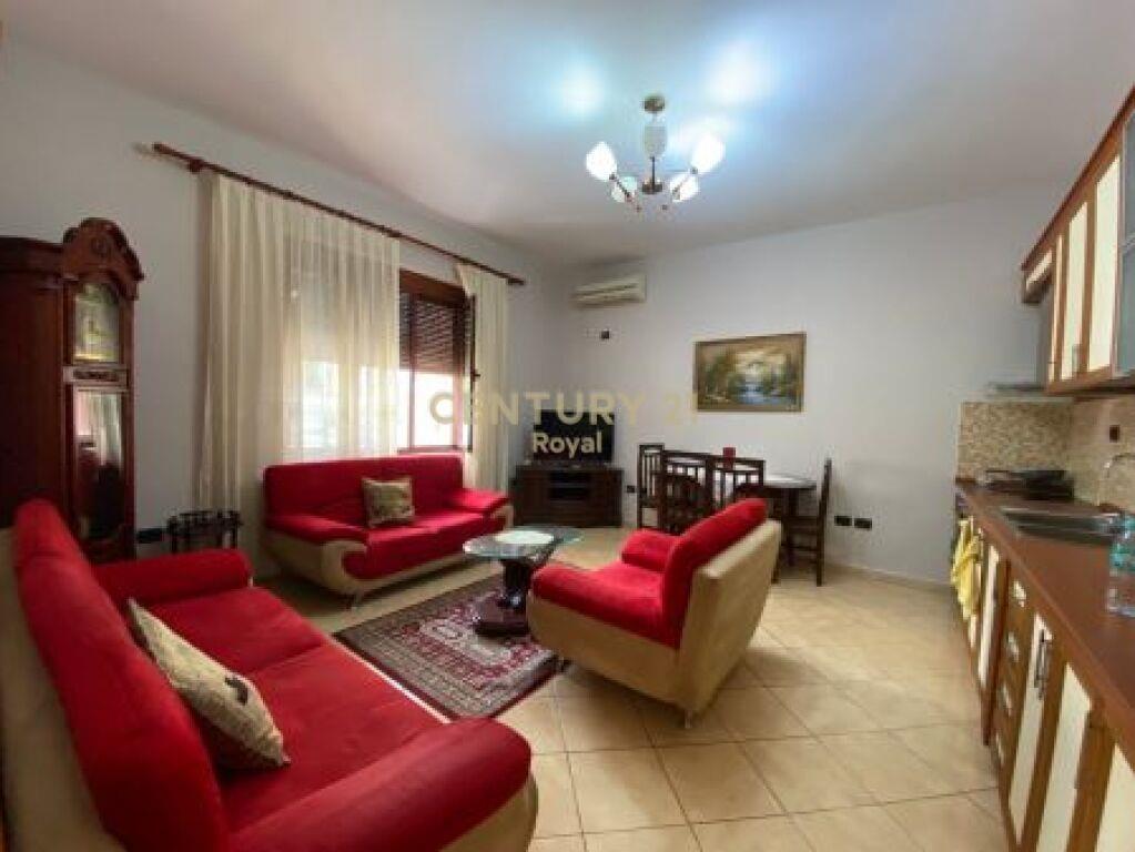 JAPIM ME QIRA SHTEPI 1 KATESHE E RE 2+1+2 ME 2 POSTE PARKIMI