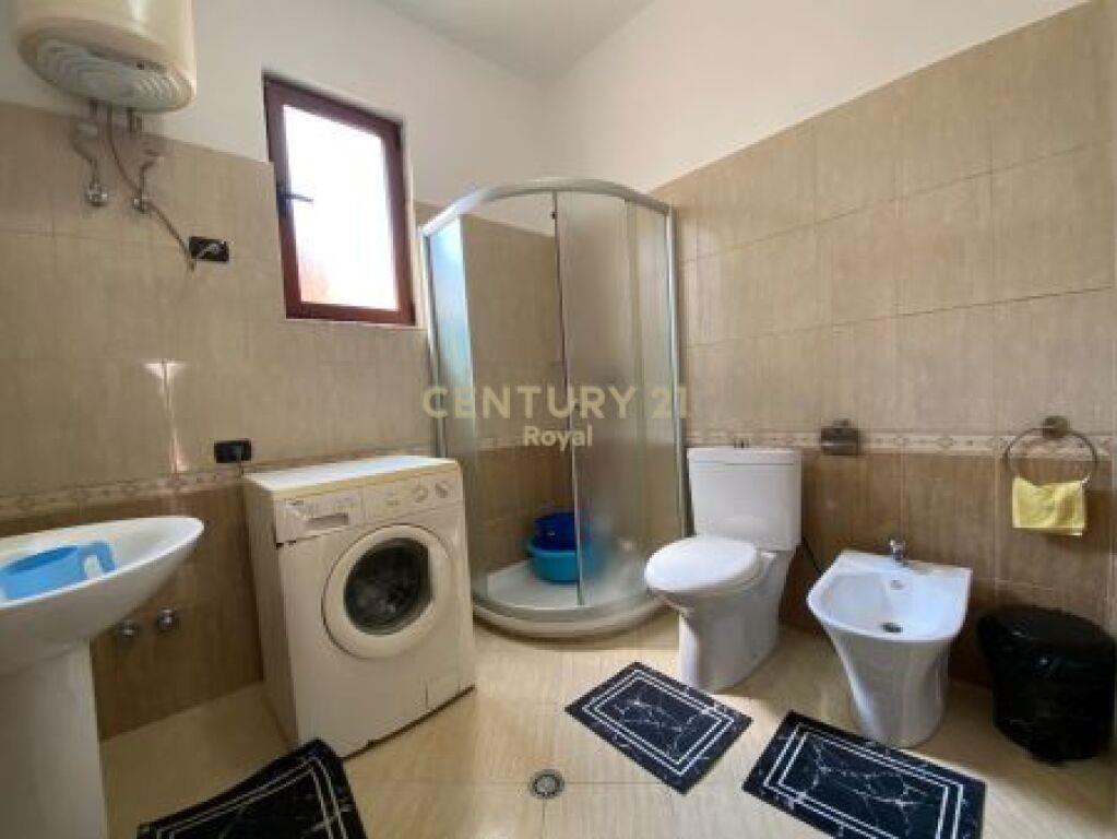 JAPIM ME QIRA SHTEPI 1 KATESHE E RE 2+1+2 ME 2 POSTE PARKIMI