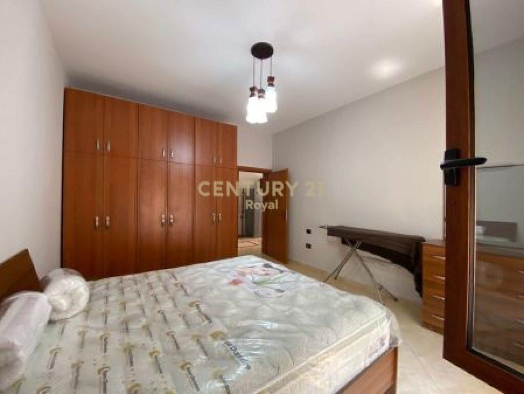 JAPIM ME QIRA SHTEPI 1 KATESHE E RE 2+1+2 ME 2 POSTE PARKIMI