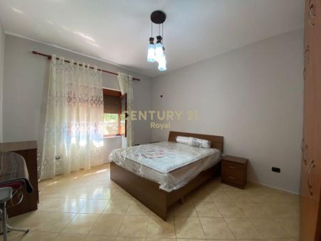 JAPIM ME QIRA SHTEPI 1 KATESHE E RE 2+1+2 ME 2 POSTE PARKIMI