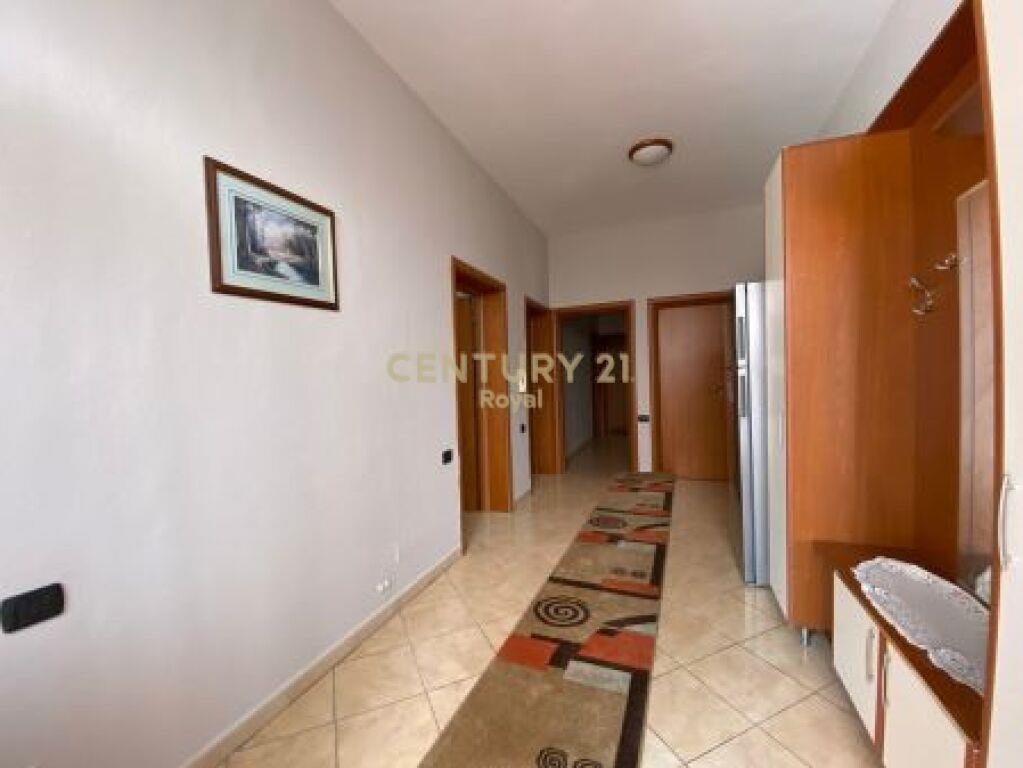 JAPIM ME QIRA SHTEPI 1 KATESHE E RE 2+1+2 ME 2 POSTE PARKIMI