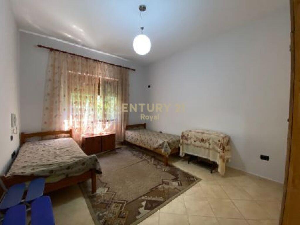 JAPIM ME QIRA SHTEPI 1 KATESHE E RE 2+1+2 ME 2 POSTE PARKIMI