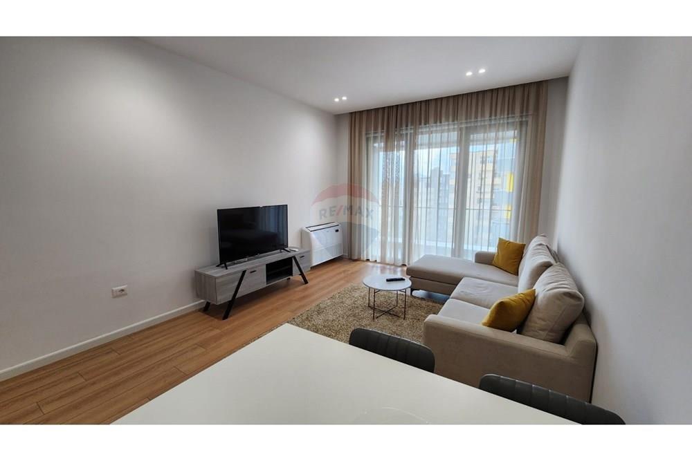 Qira – Apartament 1+1 750 €, tek Square 21