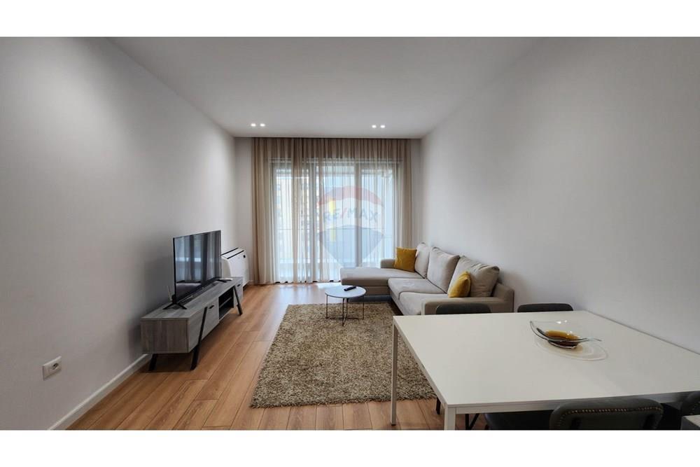 Qira – Apartament 1+1 750 €, tek Square 21